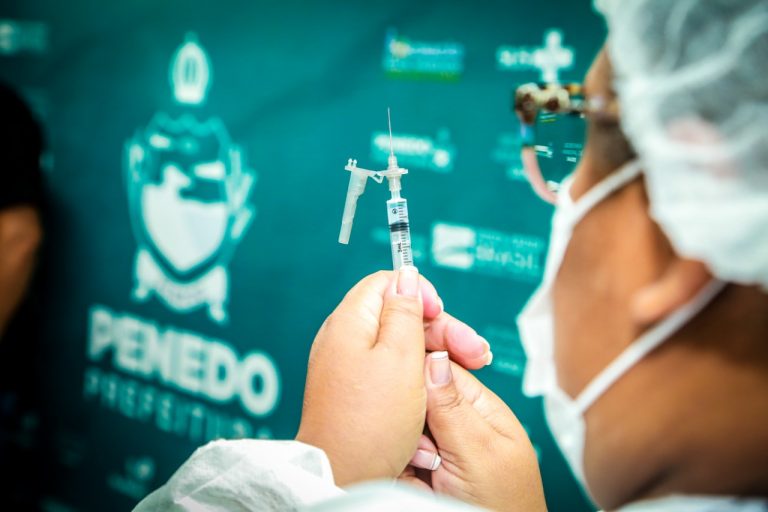 Saúde de Penedo vacina idosos de 79 a 82 anos contra Covid-19