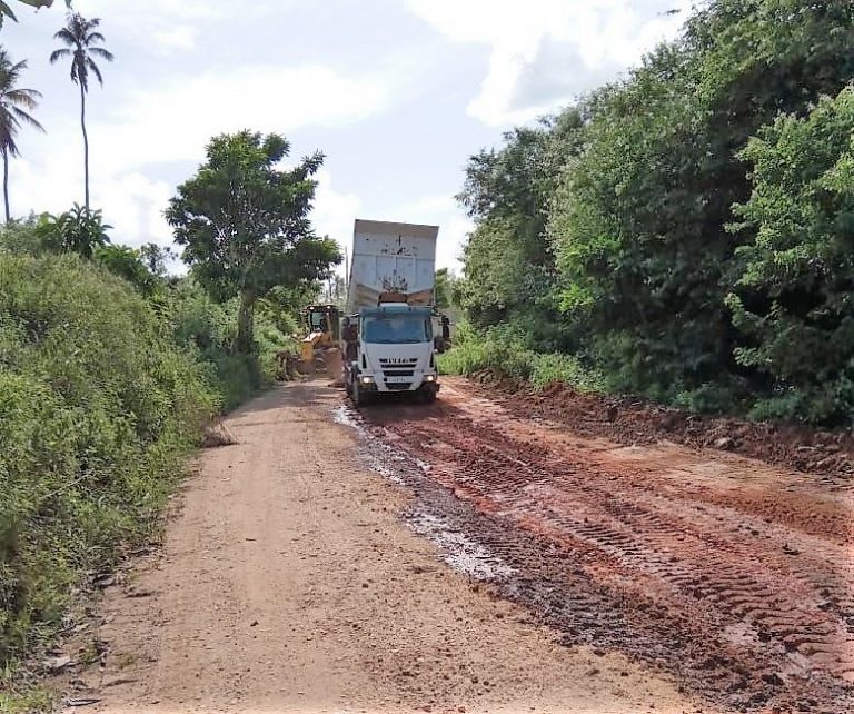 Prefeitura de Penedo regulariza estradas de acesso aos povoados