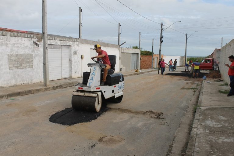 Prefeitura de Penedo realiza operação tapa-buracos no Conjunto Vale do São Francisco