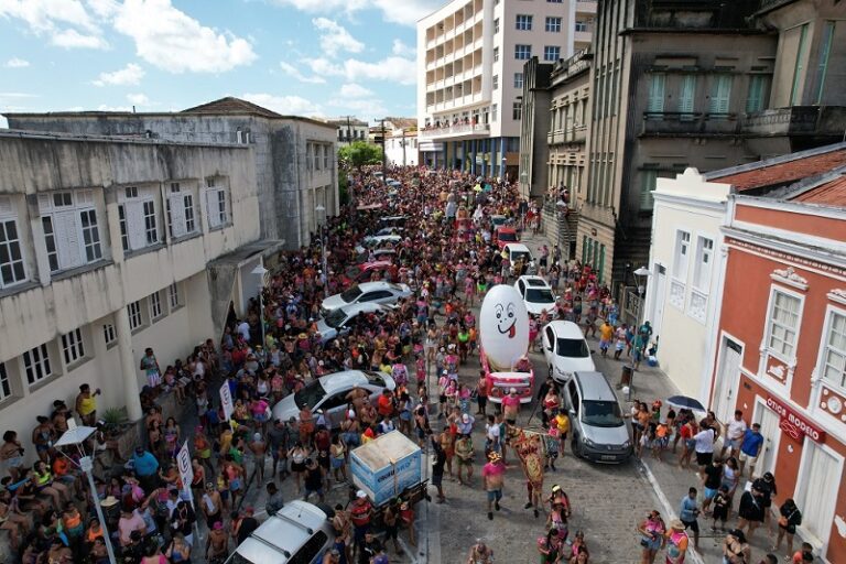 Prévias carnavalescas atraem multidão para ruas de Penedo